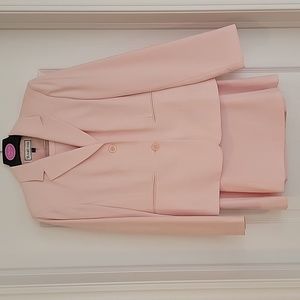 Travis Ayers Women's Fully Lined Suit in pale pink. Size 10